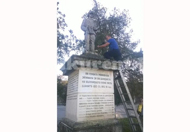 Разкарват полицаи заради почистване на паметник в Моравица