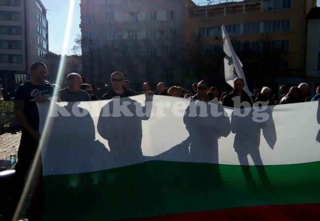 Трети час продължава протестът на полицаите пред парламента