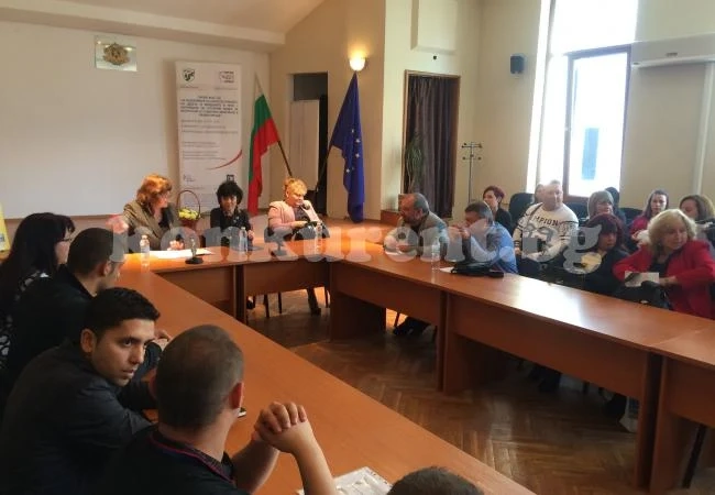 Студенти-доброволци помагат в училищата