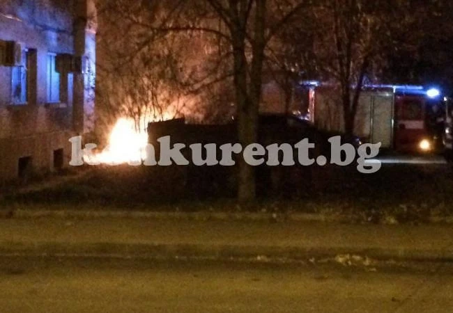Снимки: Кола горя тази нощ във Враца