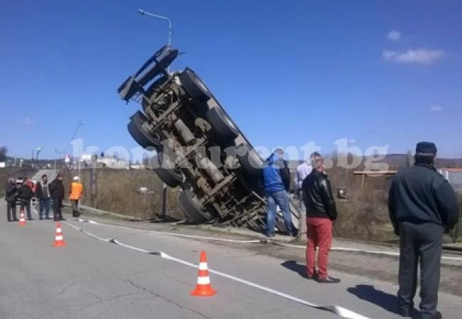 Камион надвисна над язовир, шофьорът е в болница