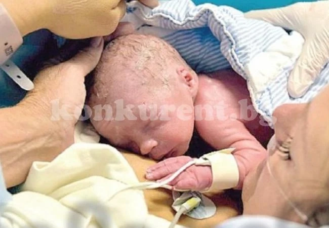 Жена роди в кола 