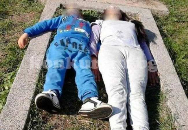 Деца си направиха скандална фотосесия на гробища