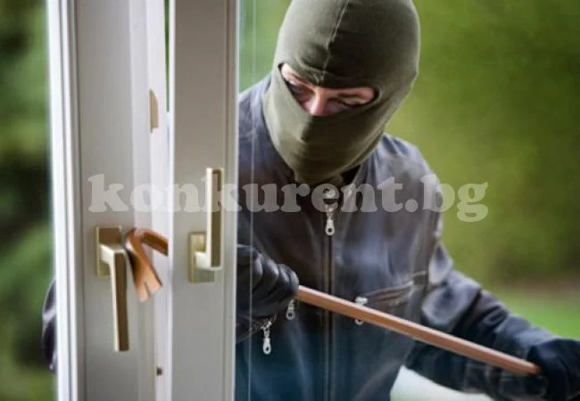 Умел крадец задигна пари от къща посред бял ден