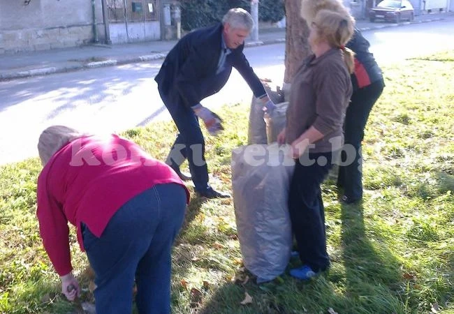 Кметът на Мездра излезе да чисти града