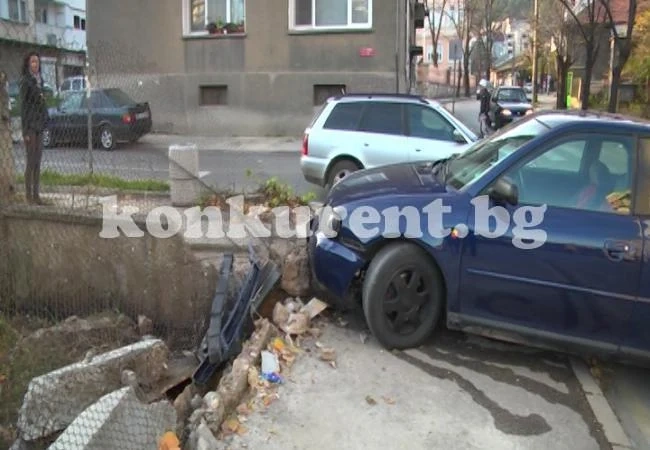 Кола се вряза в двор на къща