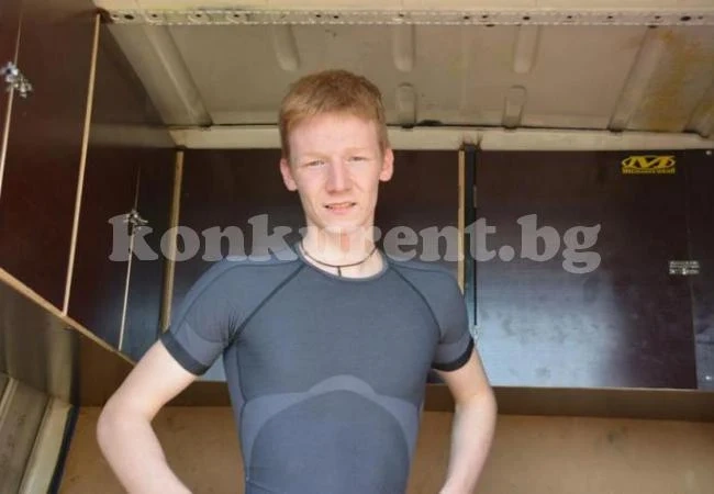 Наградиха пилот с купа и туба вино