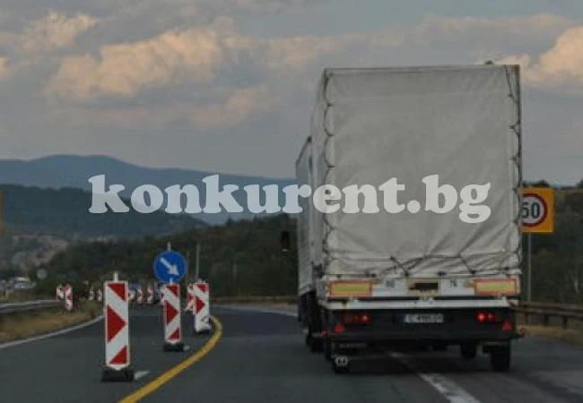 Аварирал ТИР блокира път в Монтанско