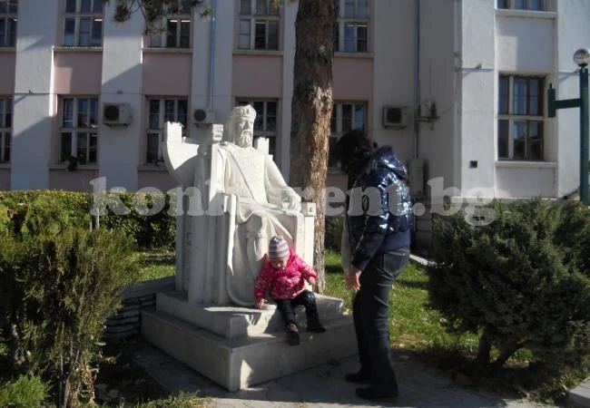 Паметникът на цар Симеон Велики е сред най-красивите в града