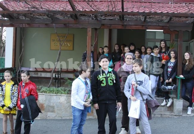 Учениците гостуваха на дом за стари хора във Враца