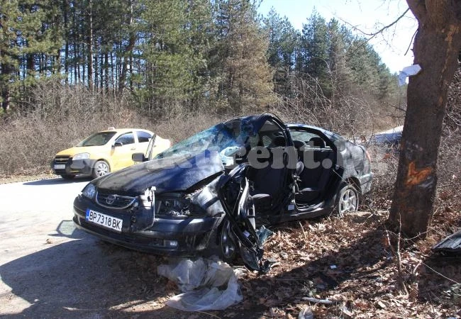 Кола с 5-годишно дете в нея се заби в дърво и се преобърна по таван