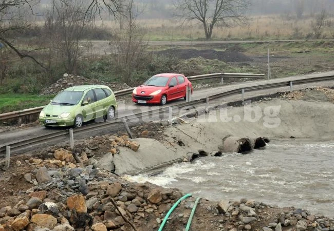 Потопеният мост над Бързия блокирал пътя Монтана - Берковица
