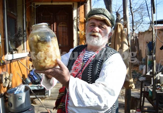 Дедо Скръц споделя рецептата си за кисело зеле