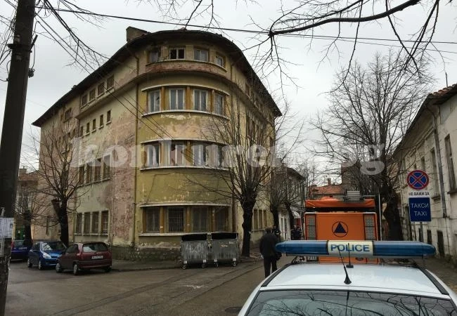 Отцепиха старата сграда на районното във Враца