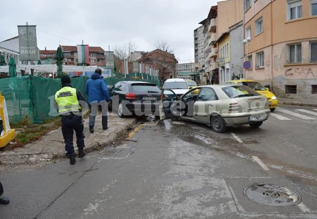 Първо в \