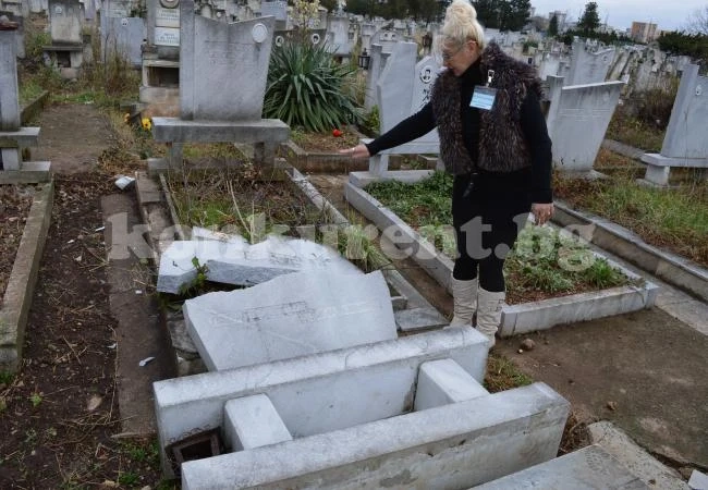 Ураганният вятър потроши надгробни плочи във Враца