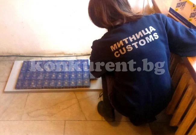 Митничари „удариха“ магазин с двойна стена, криели контрабанда зад нея