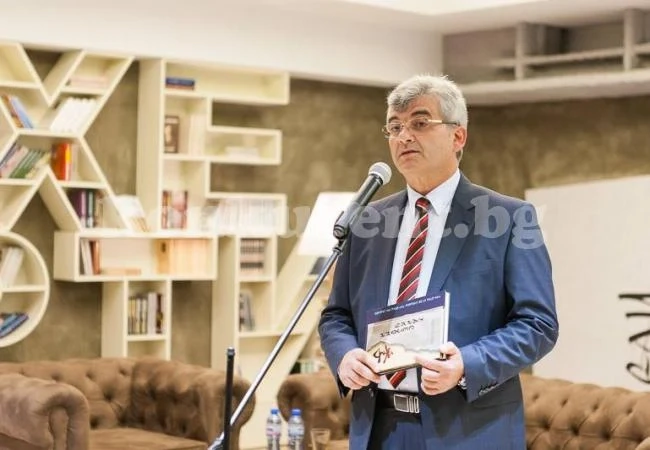 Полковникът представи в Мездра своя дебютен роман „Орденът „Винчи\