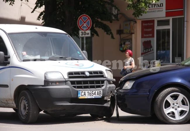 Три коли се нанизаха на кръстовище в Мездра
