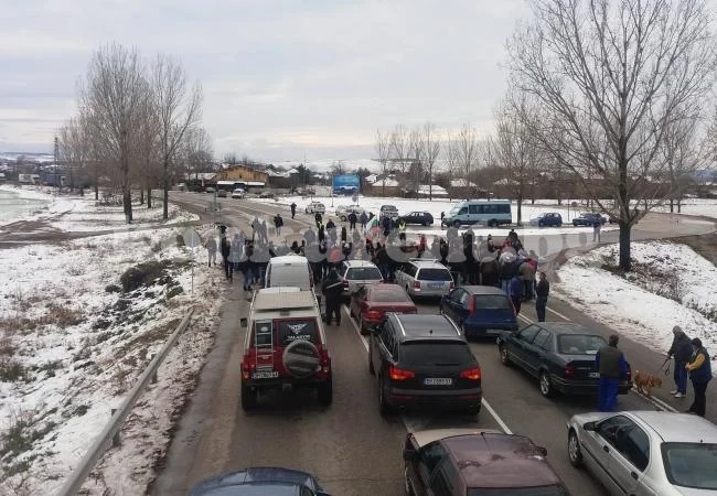 Протест: Видинчани блокираха Е79 заради цената на винетките