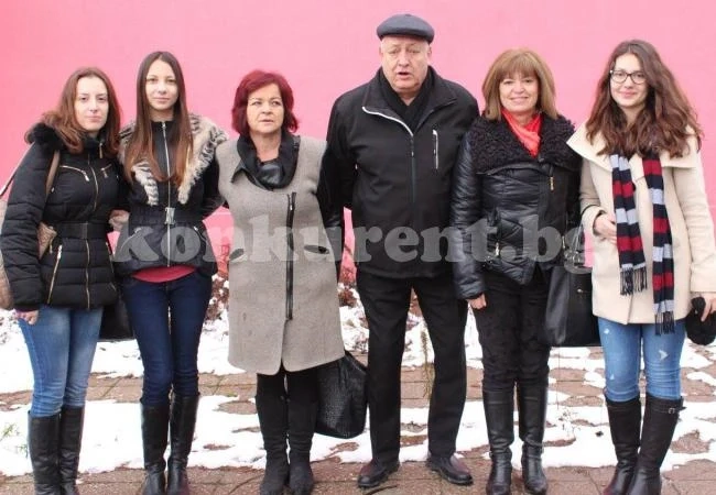 Ученици от Видин поднасят венци пред паметника на Антим I в Одрин