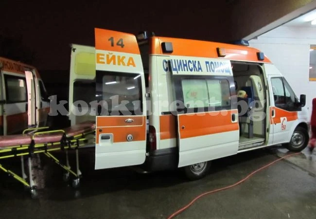 Шофьор помете двама пешеходци и издъхна