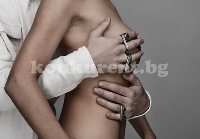 Представиха мъжки украшения върху голи женски тела (СНИМКИ 18+)