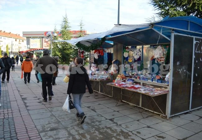 Разширяват коледния базар във Враца, но догодина, утре ще грейне елхата