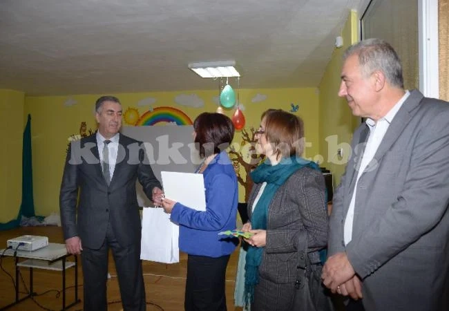 Видинският кмет подари фотоапарат на \