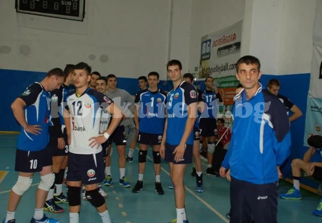Волейболисти бият рутинно в Перник