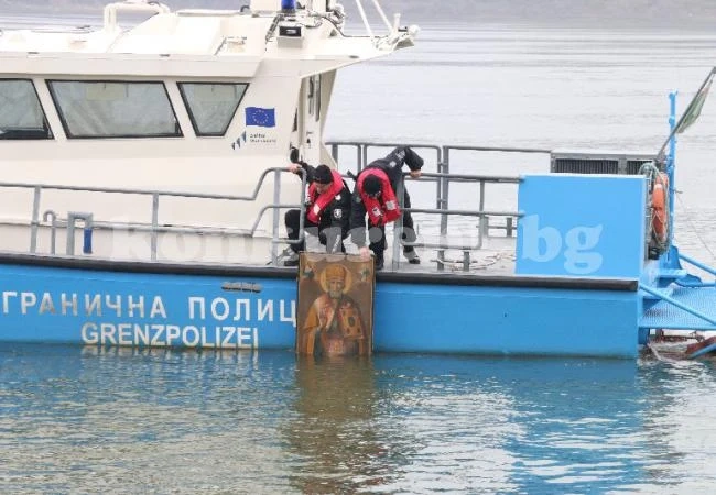 Във Видин потопиха иконата на св. Николай в Дунав