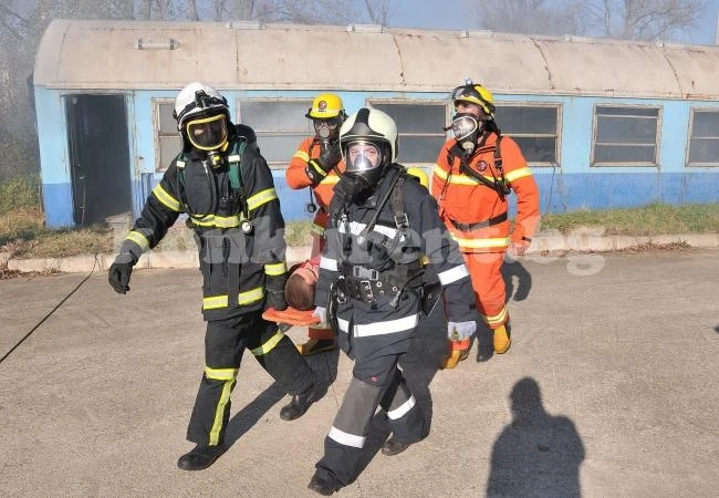 Доброволци спасяват хора от огън и вода