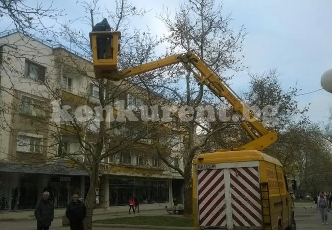 В очакване на Коледа: Слагат още украса във Враца