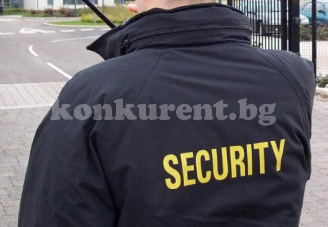 Скандал на Коледен базар! Охранител гледа безучастно как дрогиран напада майка с количка