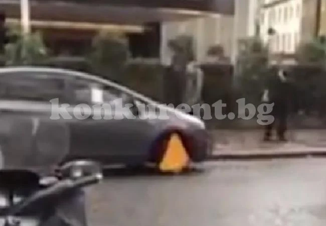 Шофьор подкара колата си със скоба и резултатът е потресаващ (ВИДЕО)