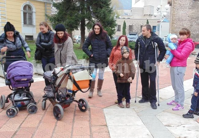 Майките на Враца протестираха, подкрепи ги и един татко