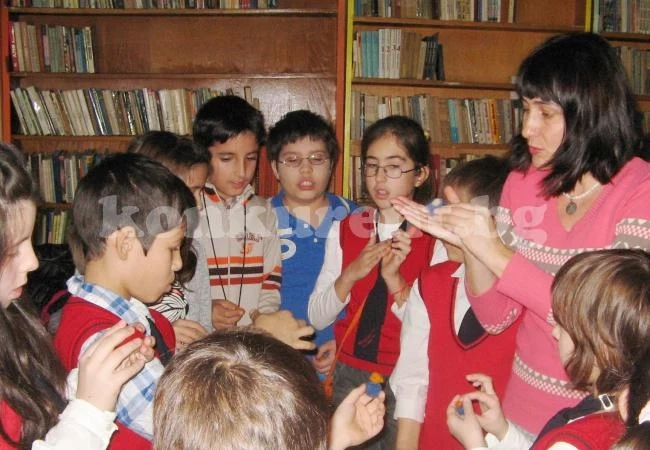 „Празничен сезон“ събира деца в библиотеката във Враца
