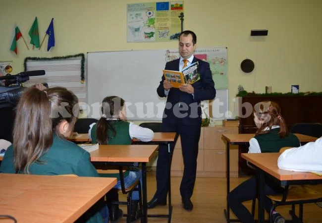 Калин Каменов прочете поучителна приказка на второкласници от Враца