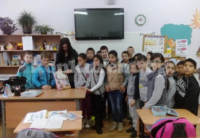 Абитуриентки четоха приказки на малчугани