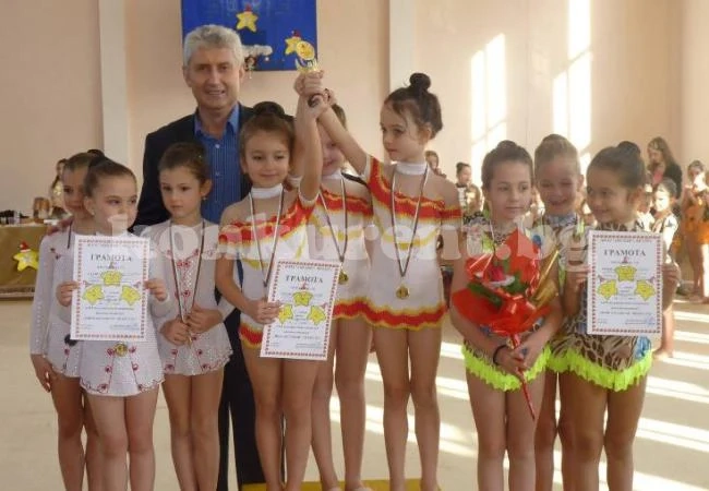 Кмет и футболна легенда гледаха гимнастика в Мездра