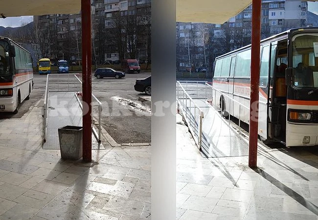 След сигнал на „Конкурент“: Освободиха рампата за инвалиди на автогарата във Враца