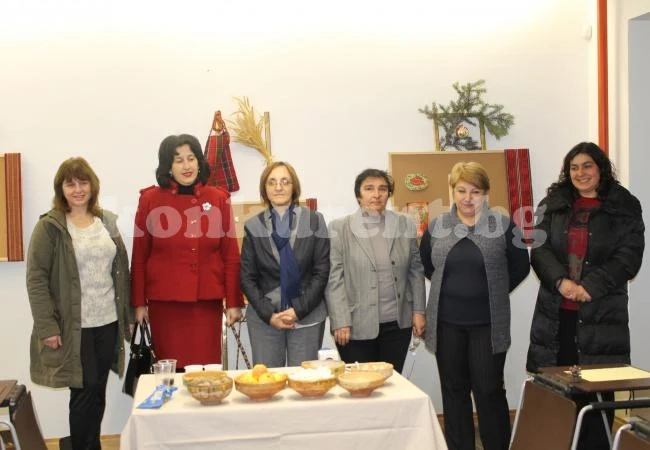 Жени - ГЕРБ разказаха на деца за коледните традиции и обичаи
