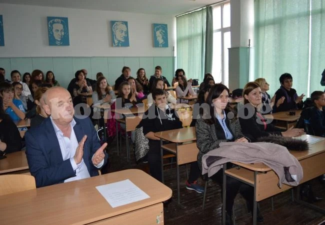 ЕКОПАК награди учениците и директора на СОУ „Никола Войводов“