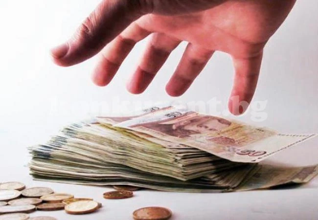 Училищна касиерка присвоила над 10 бона