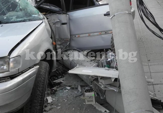 Мъртво пиян се заби в електрически стълб