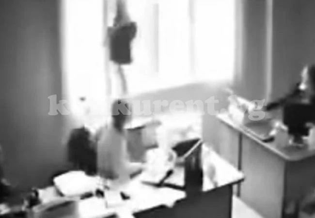 Шокиращо ВИДЕО: Офис служителка скача през прозореца след критика от шефа си
