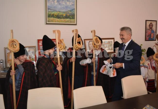 Кметът на Монтана посрещна коледари