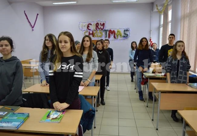ВИДЕО: С химна започват часовете в Езиковата гимназия във Враца