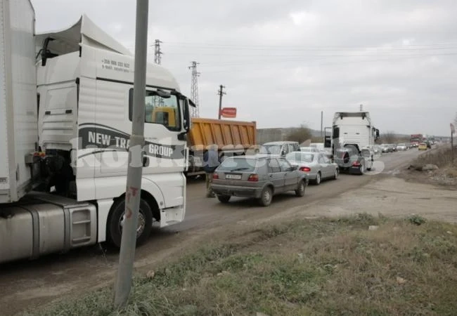Засипаха с чакъл огромните дупки на кръстовище в Монтана