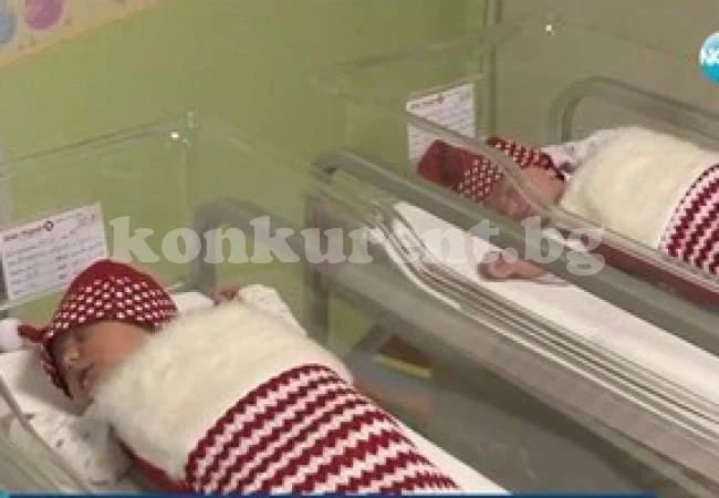 Изписват новородени бебета в коледен чорап